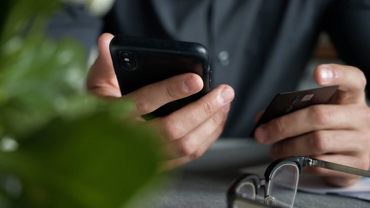 OCU alerta de un fraude con números 807 que suplantan a grandes empresas