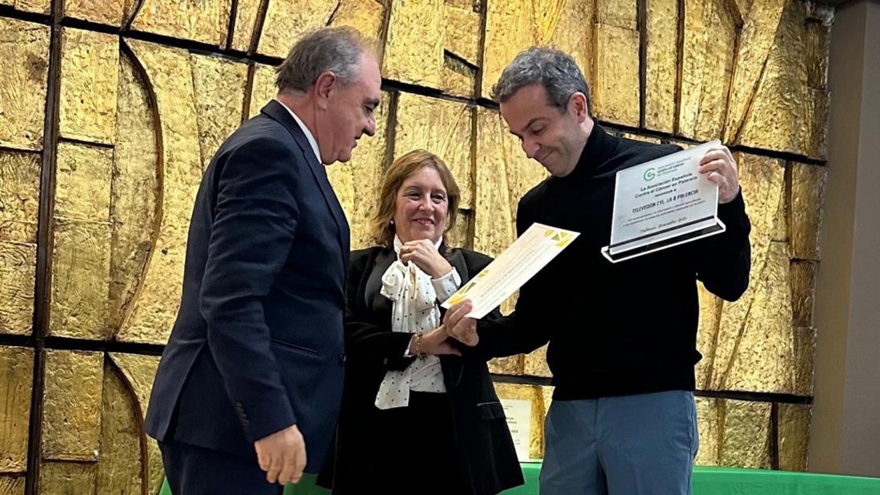 La 8 Palencia recibe el reconocimiento de la AECC