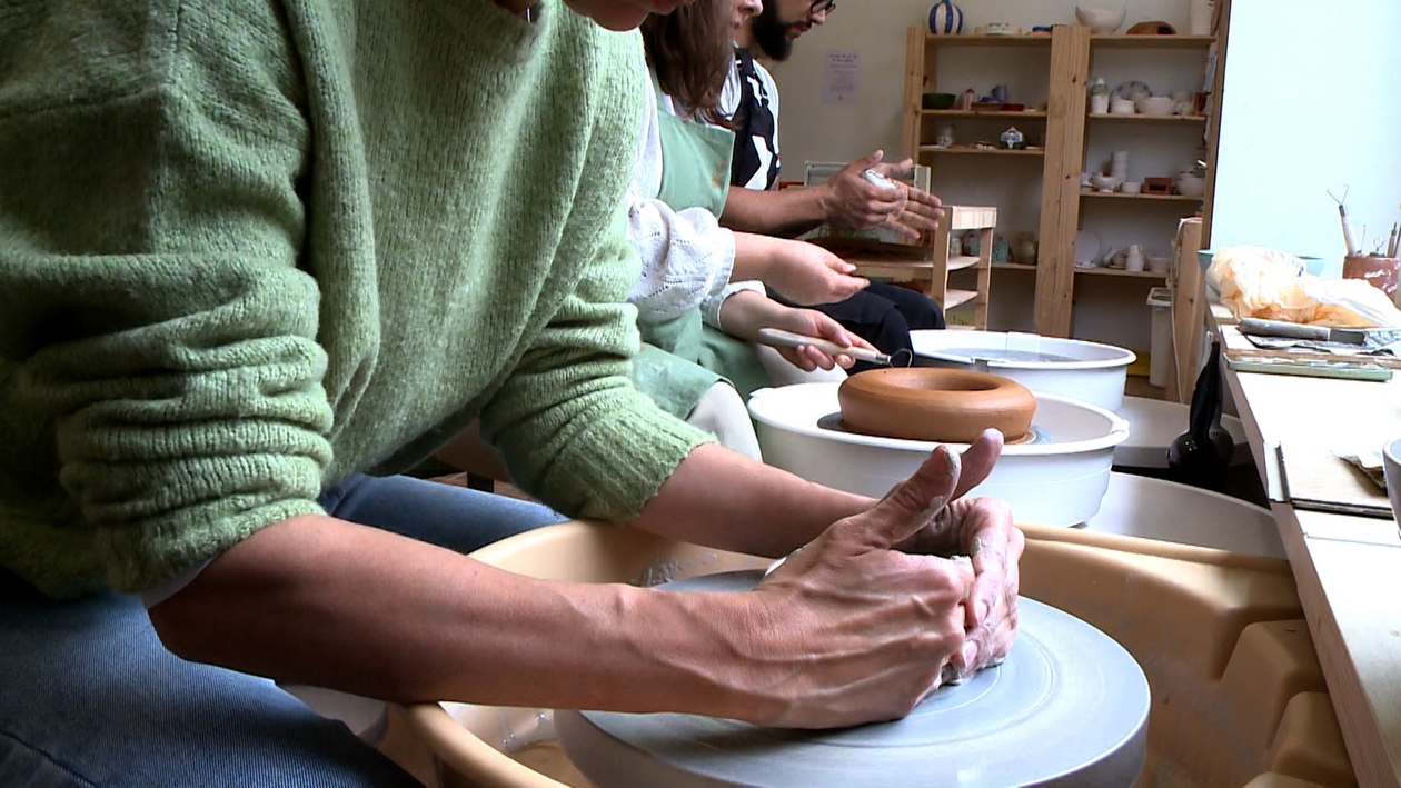 El estudio de cerámica donde el móvil pierde protagonismo frente a la creatividad