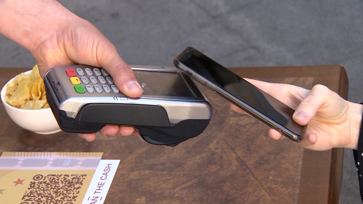 Bizum salta al comercio presencial y la IA abre la era de la banca por WhatsApp