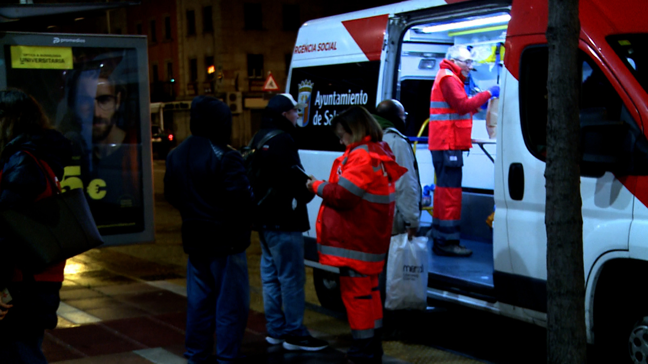 Cruz Roja atiende a vulnerables durante la noche